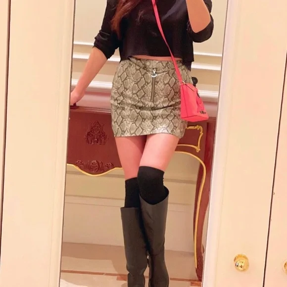 𝗸𝗮𝘁𝗲 𝗦𝗽𝗮𝗱𝗲 𝗠𝗶𝗹𝗹𝗶𝗲 𝗣𝗮𝗿𝗿𝗼𝘁 
𝗖𝗿𝗼𝘀𝘀𝗯𝗼𝗱𝘆 𝗣𝘂𝗿𝘀𝗲 - Picture 4 of 4